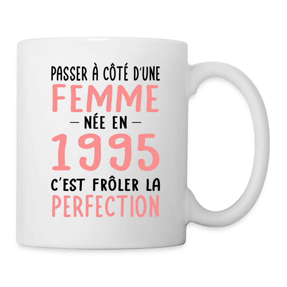 Mug uni - Anniversaire 30 Ans - Née en 1995 - Frôler la perfection - blanc