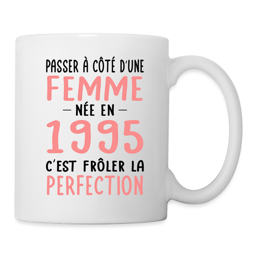 Mug uni - Anniversaire 30 Ans - Née en 1995 - Frôler la perfection - blanc