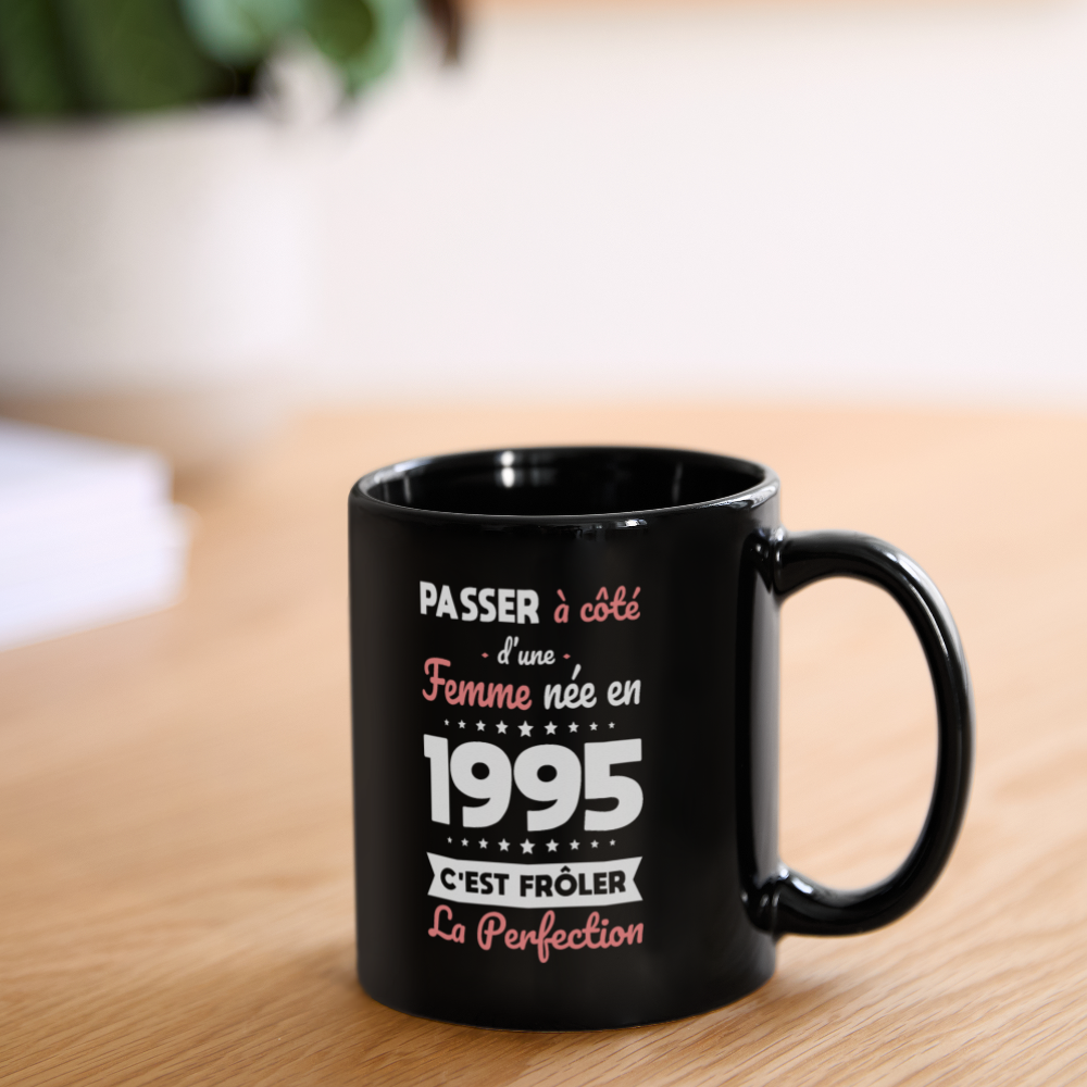 Mug uni - Anniversaire 30 Ans - Née en 1995 - Frôler la perfection - noir