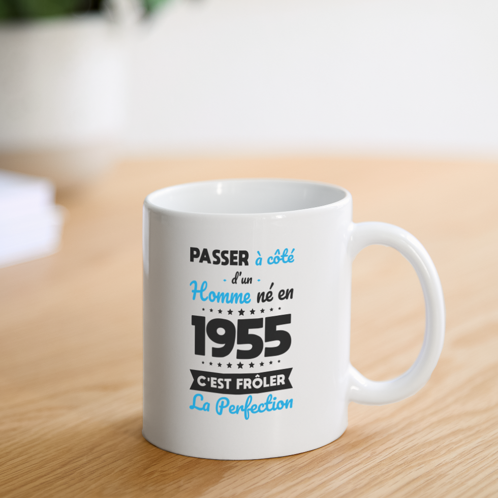 Mug blanc - Anniversaire 70 Ans - Né en 1955 - Frôler la perfection - blanc