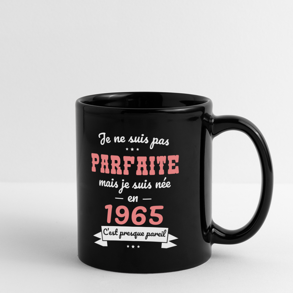 Mug uni - Anniversaire 60 Ans - Pas parfaite mais née en 1965 - noir