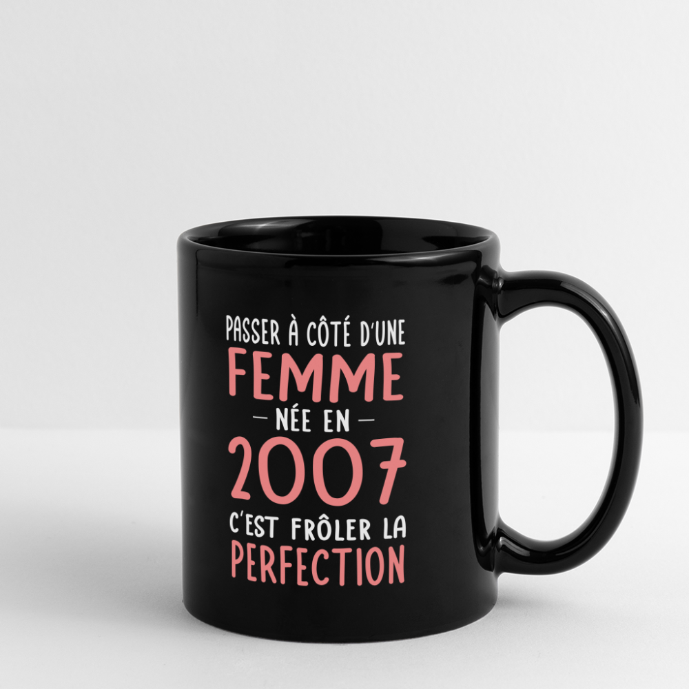 Mug uni - Anniversaire 18 Ans - Née en 2007 - Frôler la perfection - noir