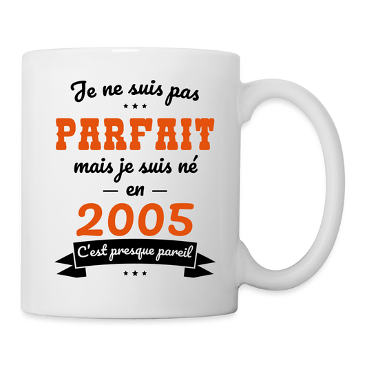 Mug blanc - Anniversaire 20 Ans - Pas parfait mais né en 2005 - blanc