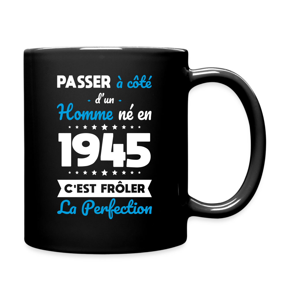 Mug uni - Anniversaire 80 Ans - Né en 1945 - Frôler la perfection - noir