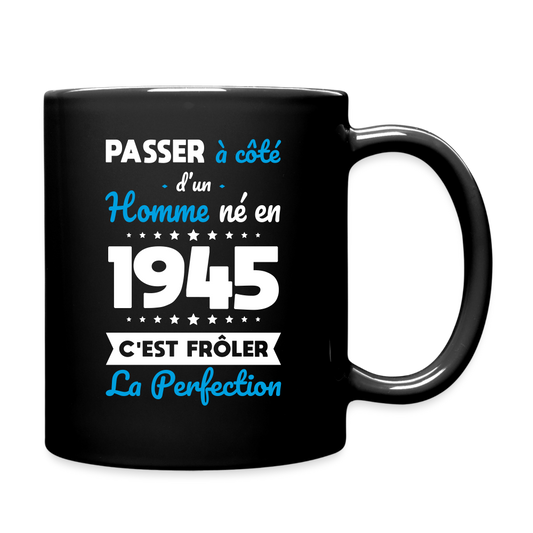 Mug uni - Anniversaire 80 Ans - Né en 1945 - Frôler la perfection - noir