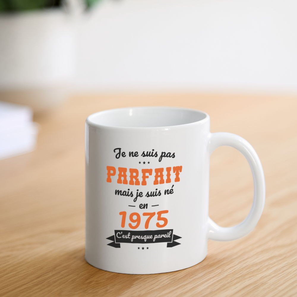 Mug blanc - Anniversaire 50 Ans - Pas parfait mais né en 1975 - blanc