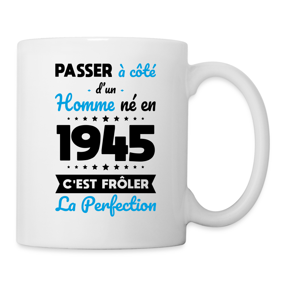 Mug blanc - Anniversaire 80 Ans - Né en 1945 - Frôler la perfection - blanc