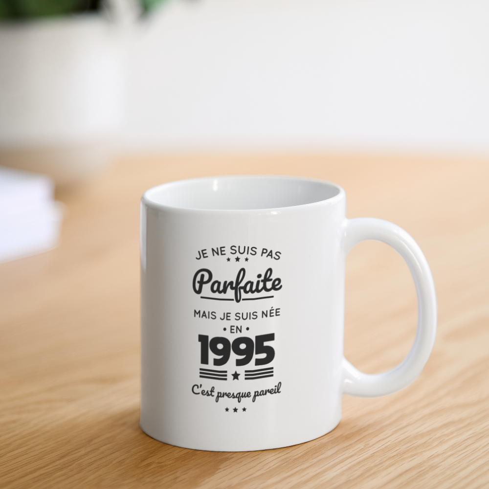 Mug blanc - Anniversaire 30 Ans - Pas parfaite mais née en 1995 - blanc