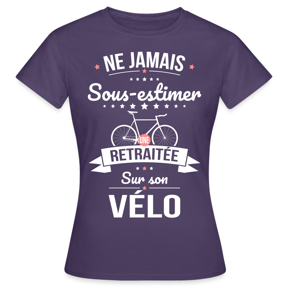 T-shirt Femme - . Ne jamais sous-estimer une retraitée sur son vélo - violet foncé