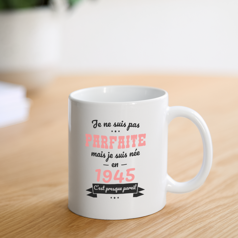 Mug blanc - Anniversaire 80 Ans - Pas parfaite mais née en 1945 - blanc