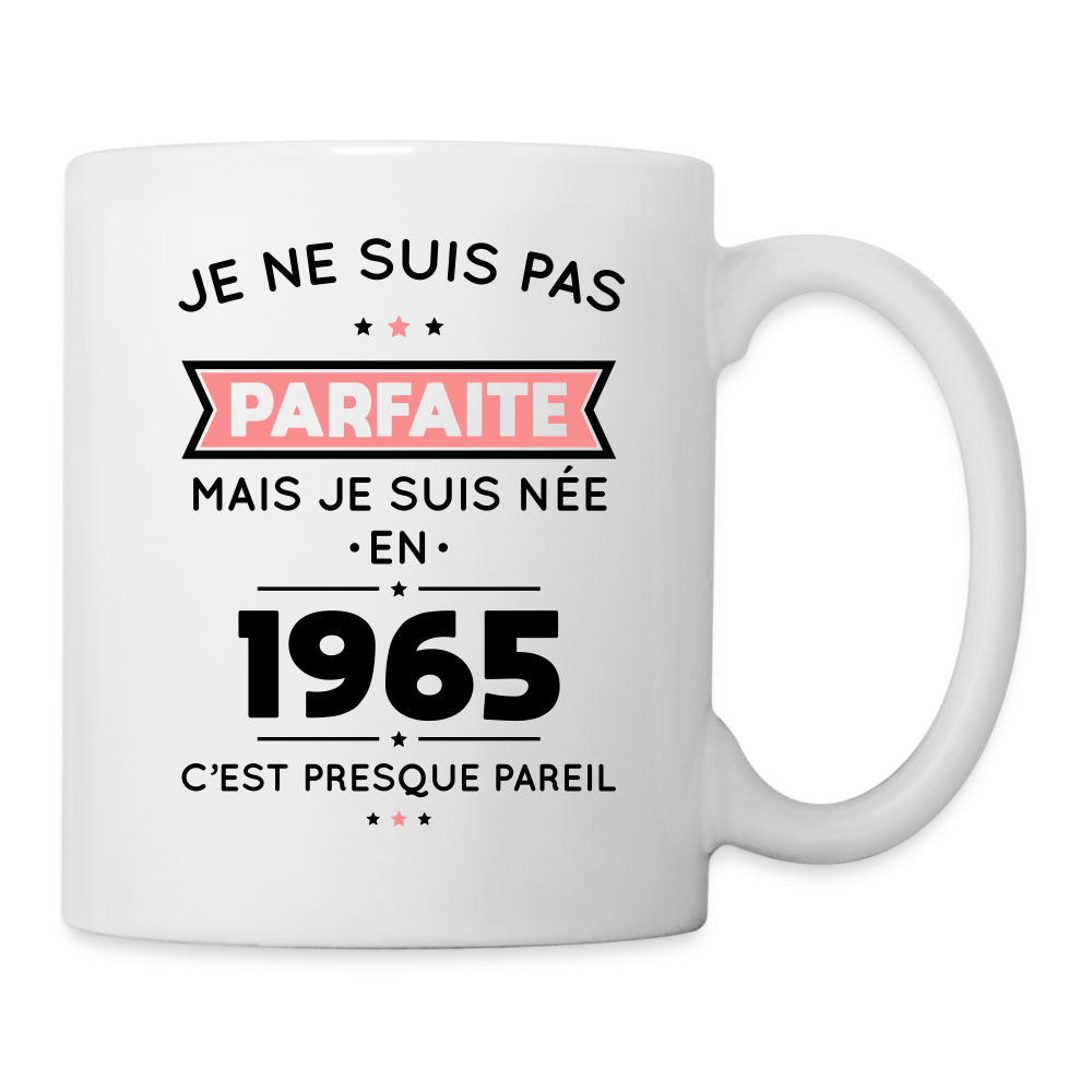 Mug blanc - Anniversaire 60 Ans - Pas parfaite mais née en 1965 - blanc