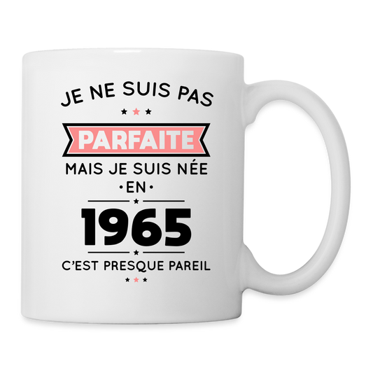 Mug blanc - Anniversaire 60 Ans - Pas parfaite mais née en 1965 - blanc