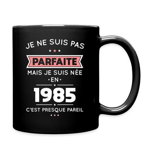 Mug uni - Anniversaire 40 Ans - Pas parfaite mais née en 1985 - noir