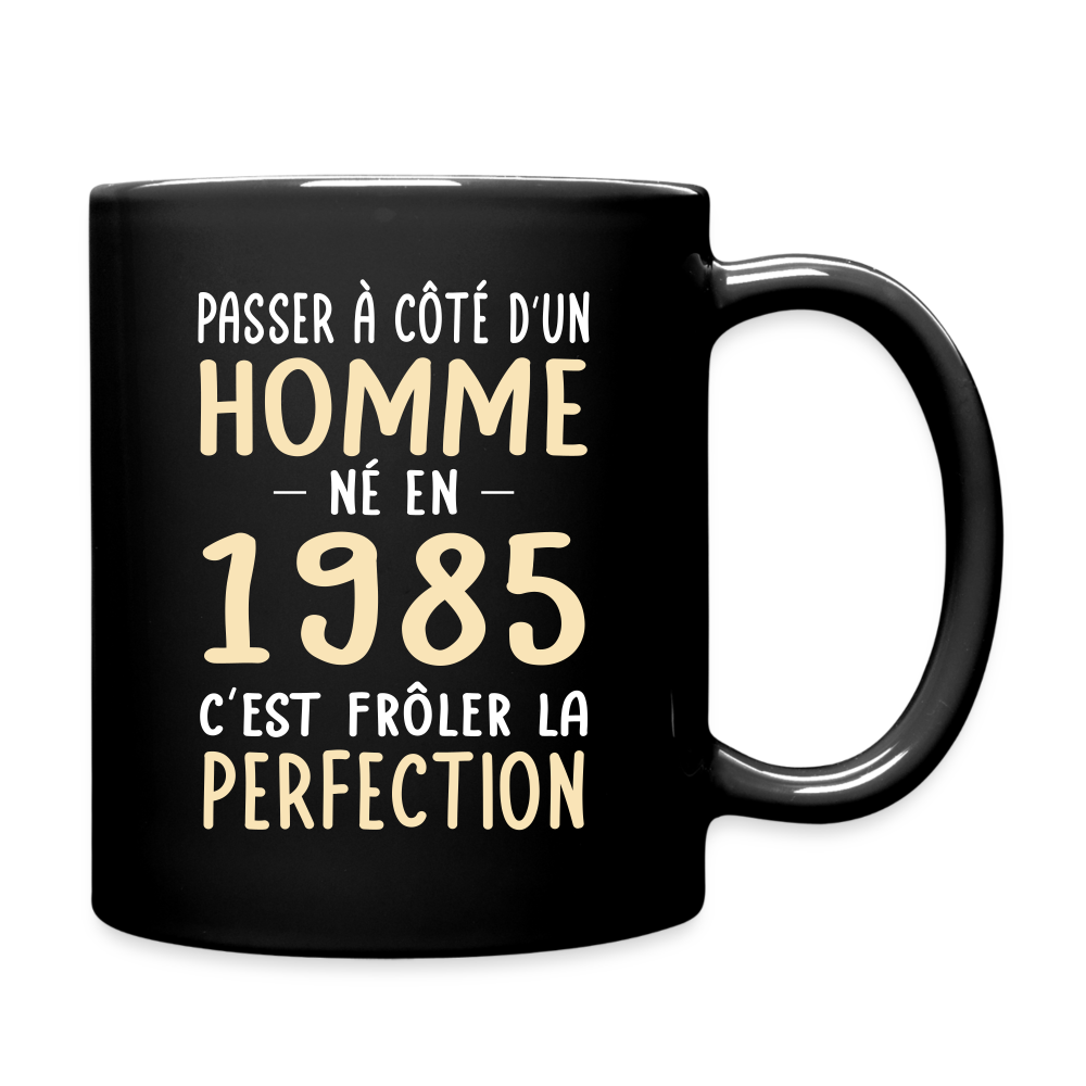 Mug uni - Anniversaire 40 Ans - Né en 1985 - Frôler la perfection - noir