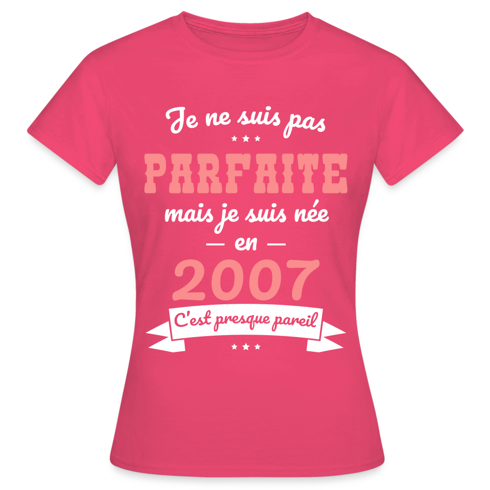 T-shirt Femme - Anniversaire 18 Ans - Pas parfaite mais née en 2007 - rose azalée