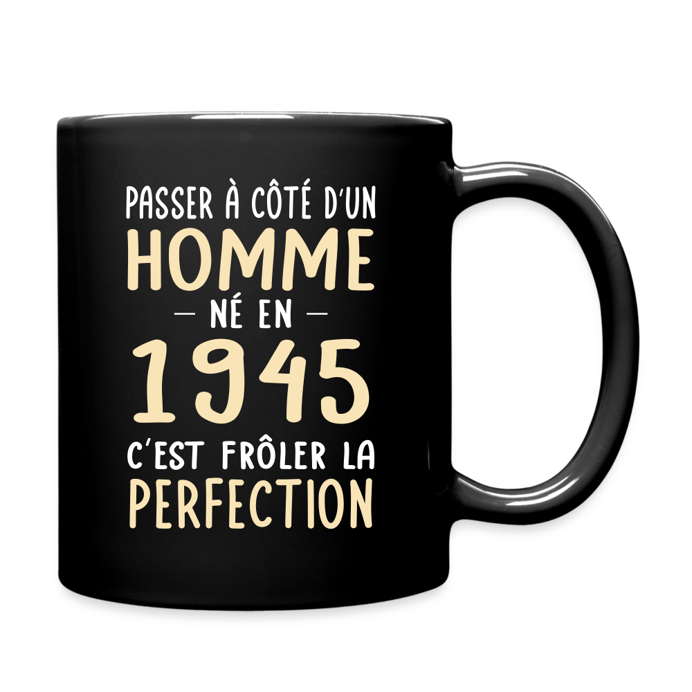 Mug uni - Anniversaire 80 Ans - Né en 1945 - Frôler la perfection - noir