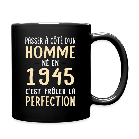 Mug uni - Anniversaire 80 Ans - Né en 1945 - Frôler la perfection - noir