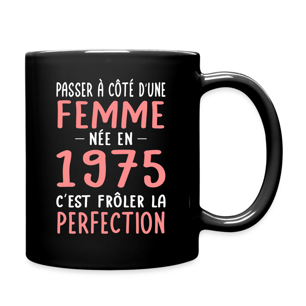 Mug uni - Anniversaire 50 Ans - Née en 1975 - Frôler la perfection - noir