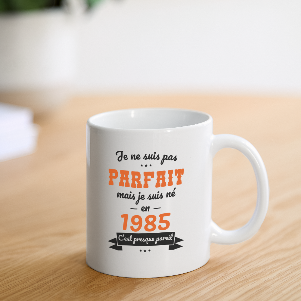 Mug blanc - Anniversaire 40 Ans - Pas parfait mais né en 1985 - blanc