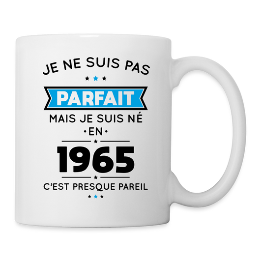 Mug blanc - Anniversaire 60 Ans - Pas parfait mais né en 1965 - blanc