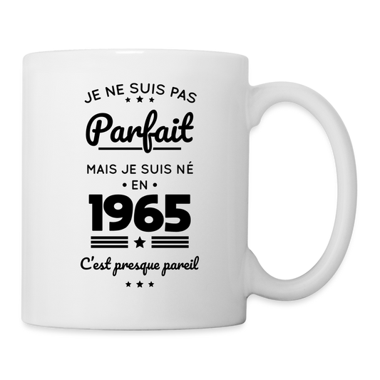 Mug blanc - Anniversaire 60 Ans - Pas parfait mais né en 1965 - blanc