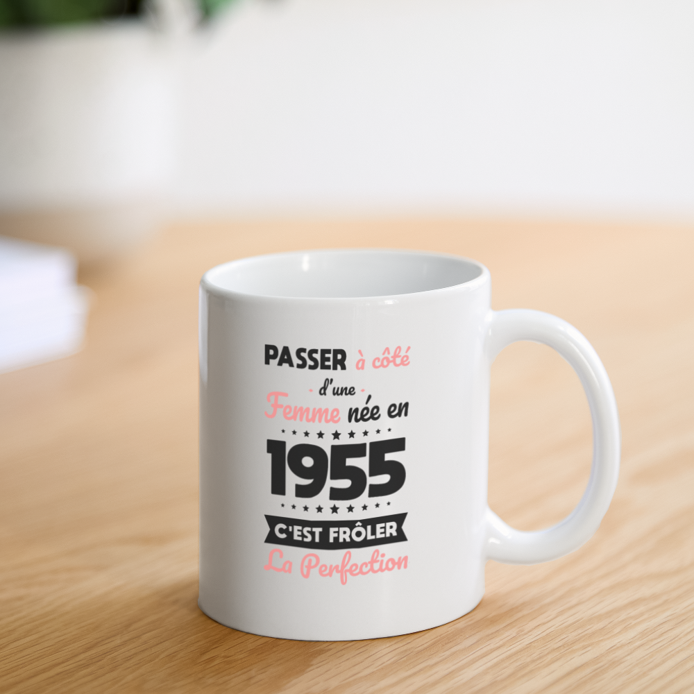 Mug blanc - Anniversaire 70 Ans - Née en 1955 - Frôler la perfection - blanc