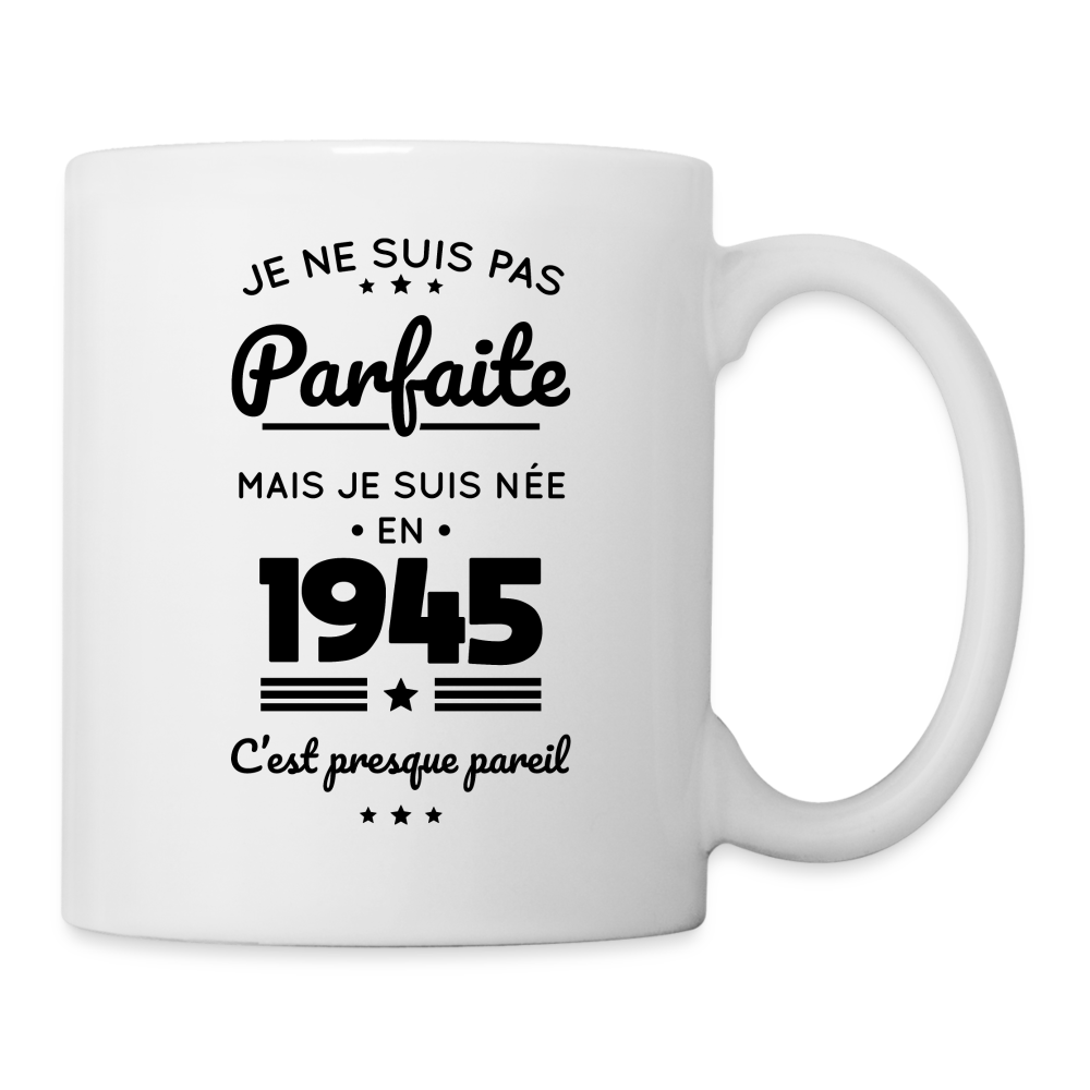 Mug blanc - Anniversaire 80 Ans - Pas parfaite mais née en 1945 - blanc