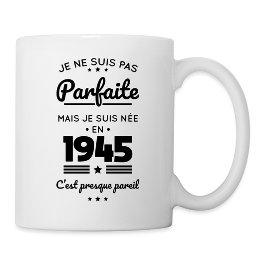 Mug blanc - Anniversaire 80 Ans - Pas parfaite mais née en 1945 - blanc