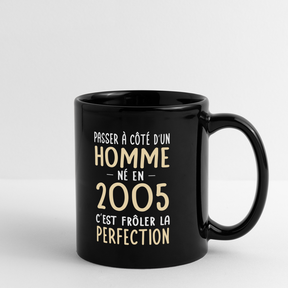 Mug uni - Anniversaire 20 Ans - Né en 2005 - Frôler la perfection - noir