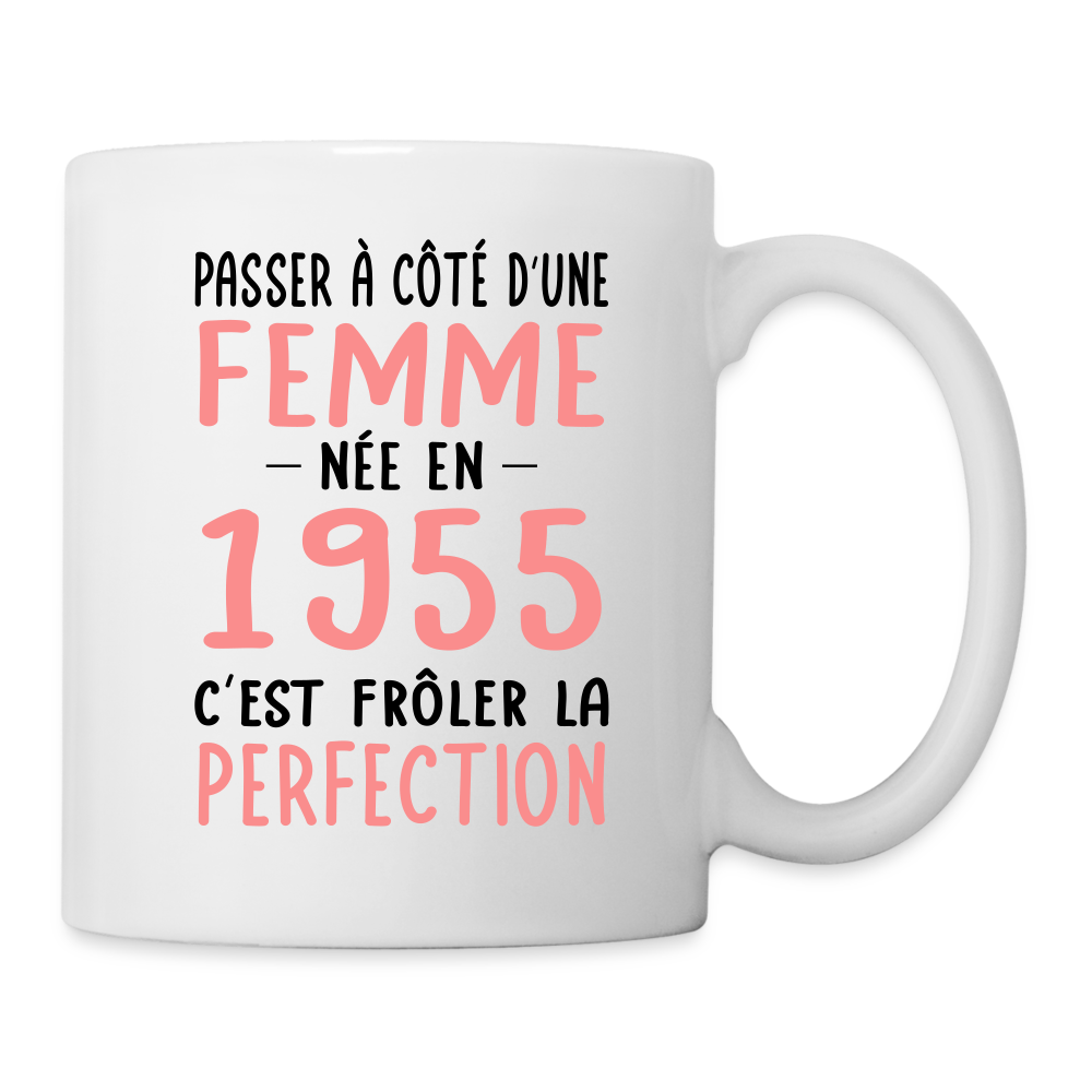 Mug blanc - Anniversaire 70 Ans - Née en 1955 - Frôler la perfection - blanc