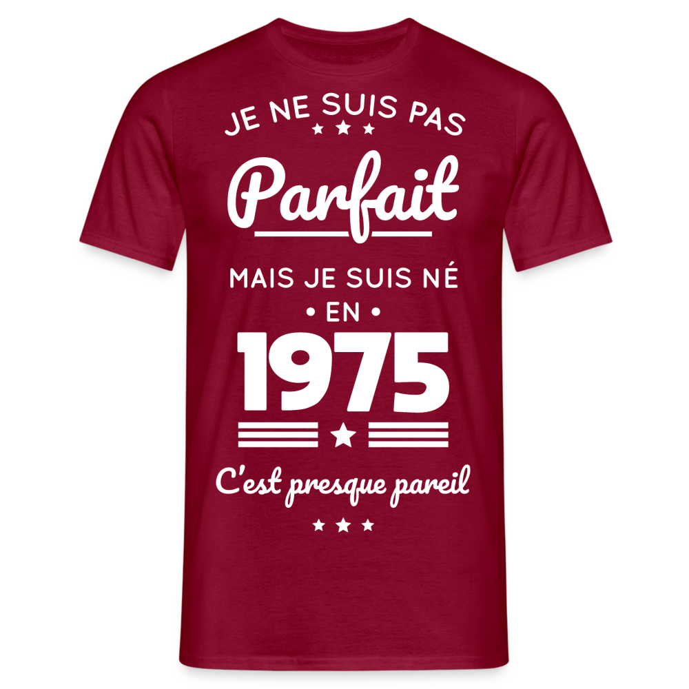 T-shirt Homme - Anniversaire 50 Ans - Pas parfait mais né en 1975 - rouge brique