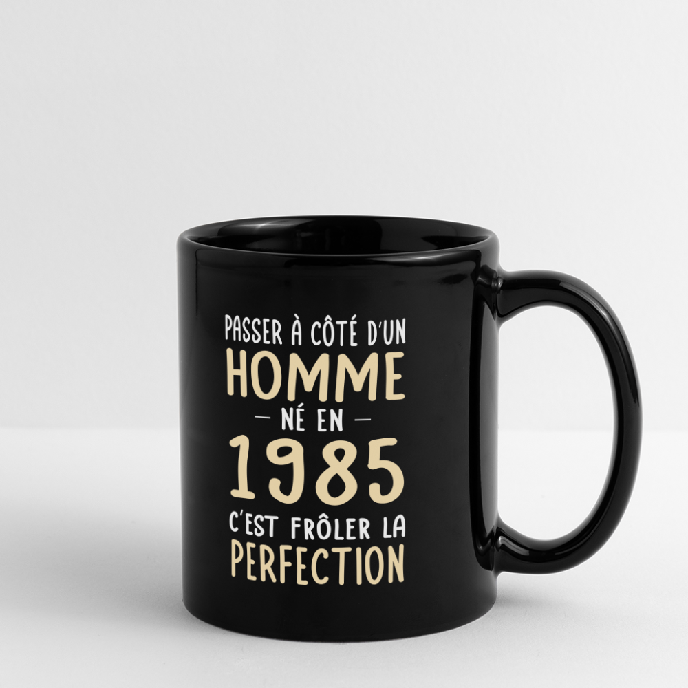 Mug uni - Anniversaire 40 Ans - Né en 1985 - Frôler la perfection - noir