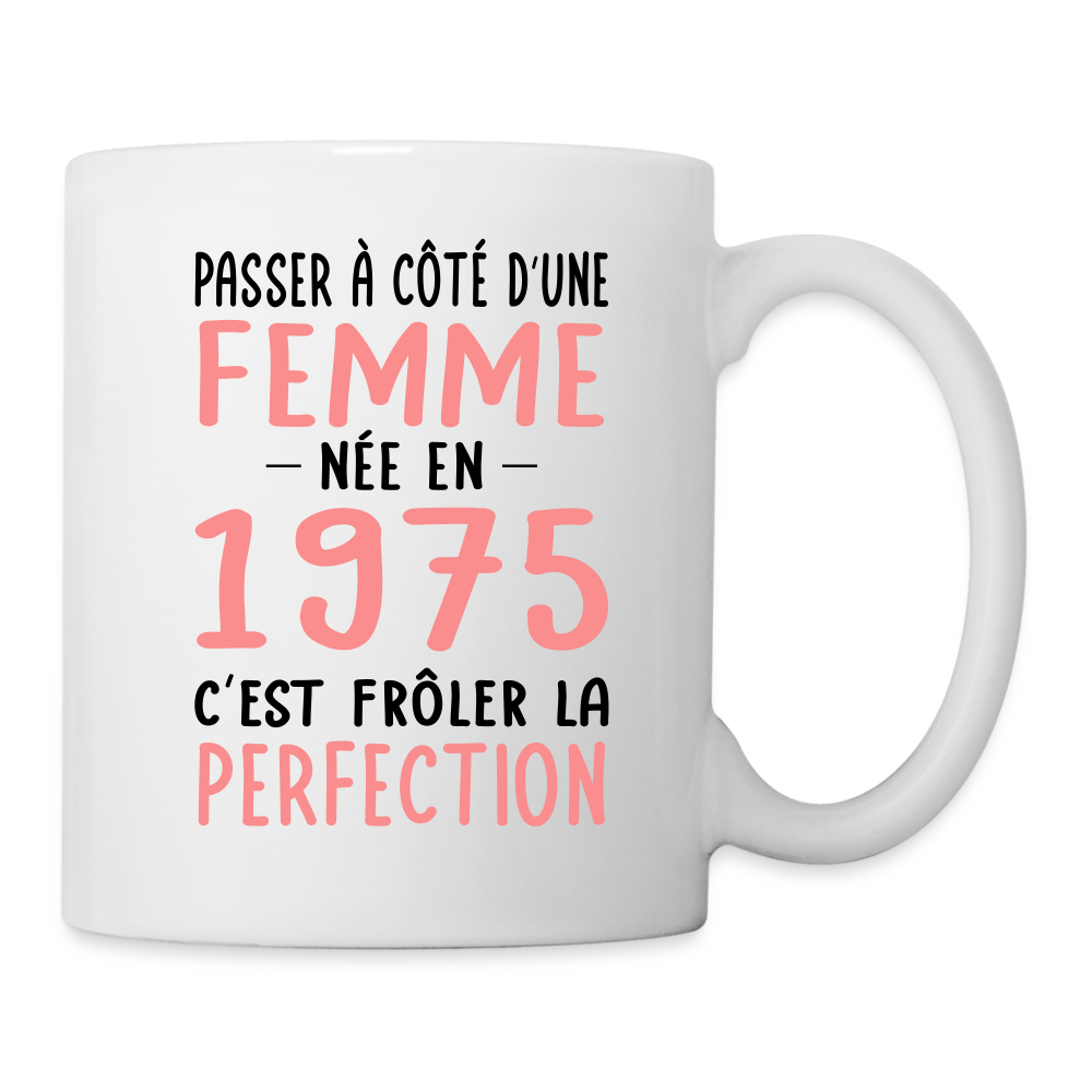 Mug blanc - Anniversaire 50 Ans - Née en 1975 - Frôler la perfection - blanc