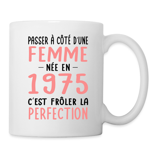 Mug blanc - Anniversaire 50 Ans - Née en 1975 - Frôler la perfection - blanc