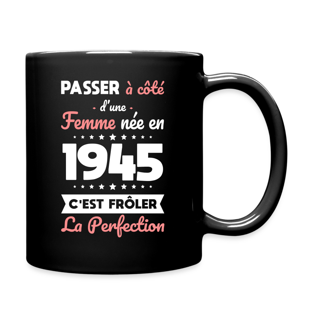 Mug uni - Anniversaire 80 Ans - Née en 1945 - Frôler la perfection - noir