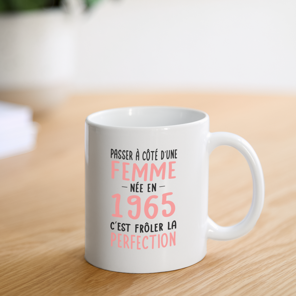 Mug blanc - Anniversaire 60 Ans - Née en 1965 - Frôler la perfection - blanc