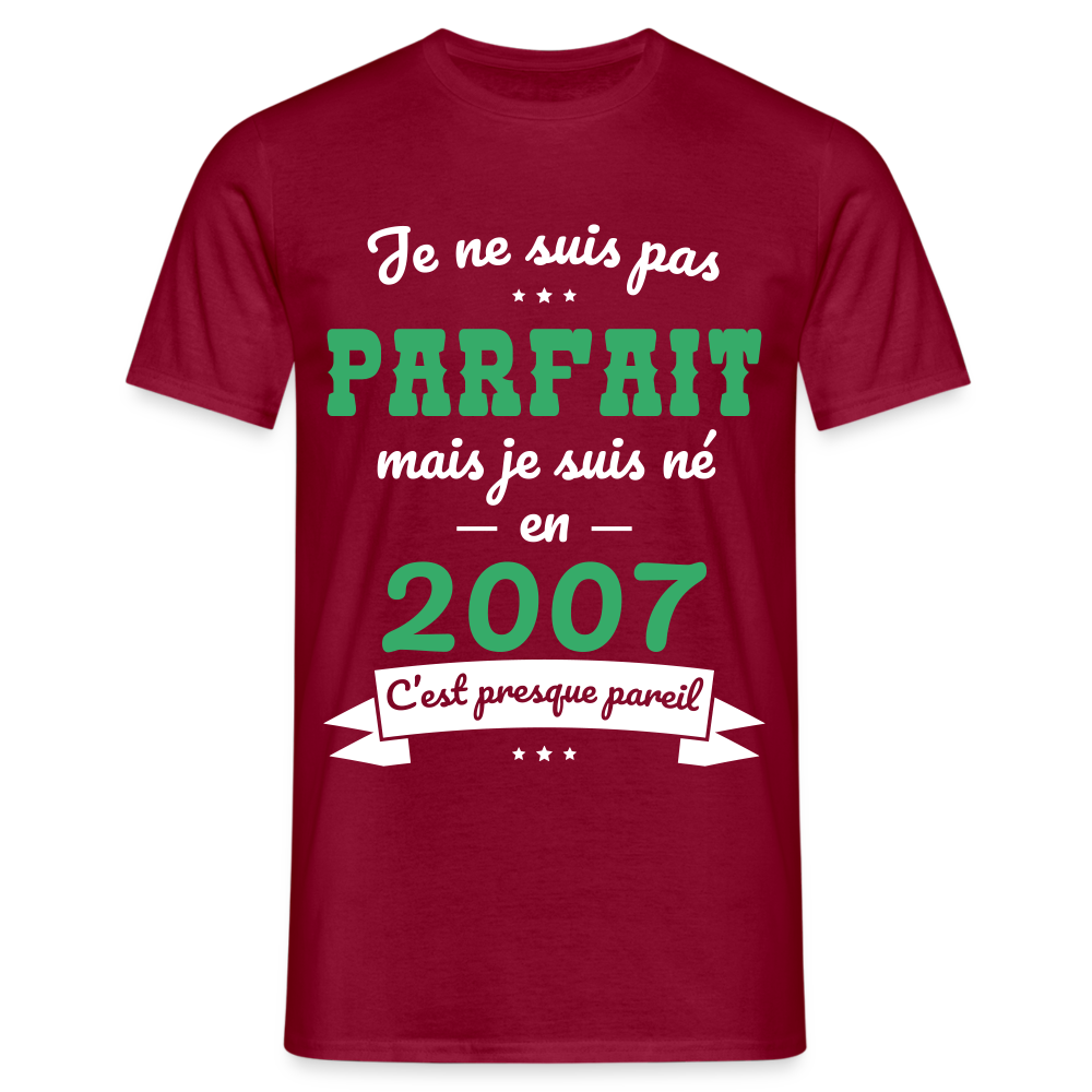 T-shirt Homme - Anniversaire 18 Ans - Pas parfait mais né en 2007 - rouge brique