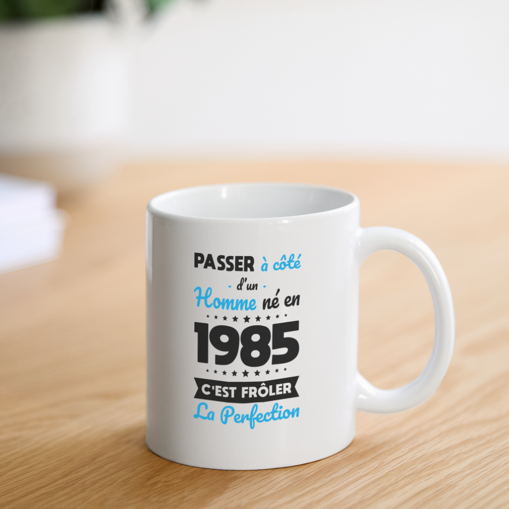 Mug blanc - Anniversaire 40 Ans - Né en 1985 - Frôler la perfection - blanc