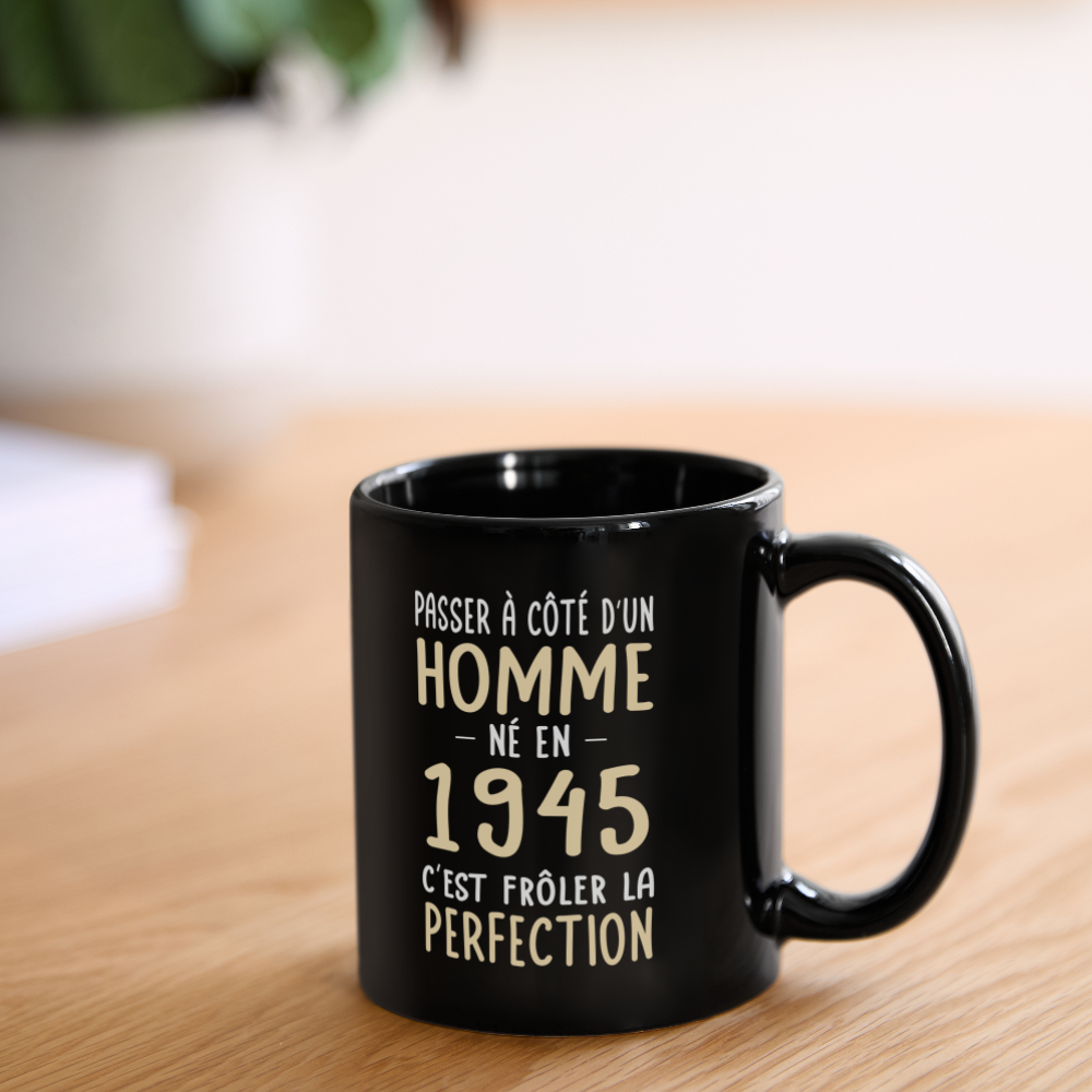 Mug uni - Anniversaire 80 Ans - Né en 1945 - Frôler la perfection - noir