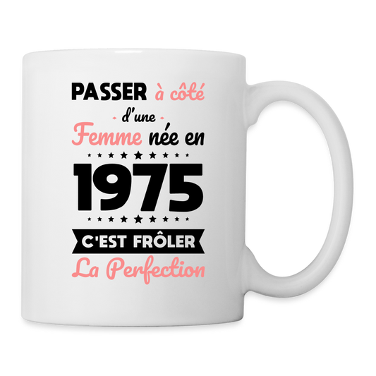 Mug blanc - Anniversaire 50 Ans - Née en 1975 - Frôler la perfection - blanc