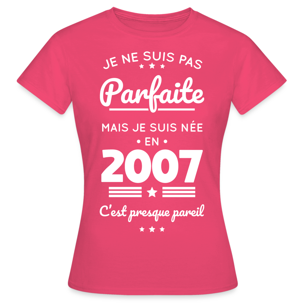 T-shirt Femme - Anniversaire 18 Ans - Pas parfaite mais née en 2007 - rose azalée