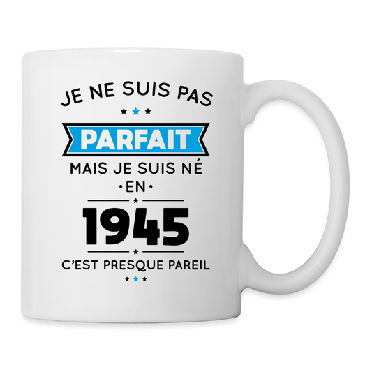 Mug blanc - Anniversaire 80 Ans - Pas parfait mais né en 1945 - blanc