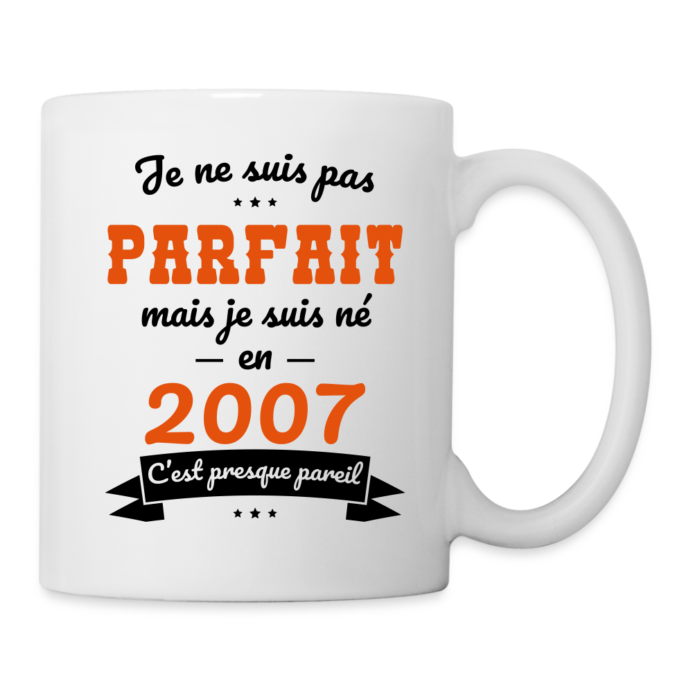 Mug blanc - Anniversaire 18 Ans - Pas parfait mais né en 2007 - blanc