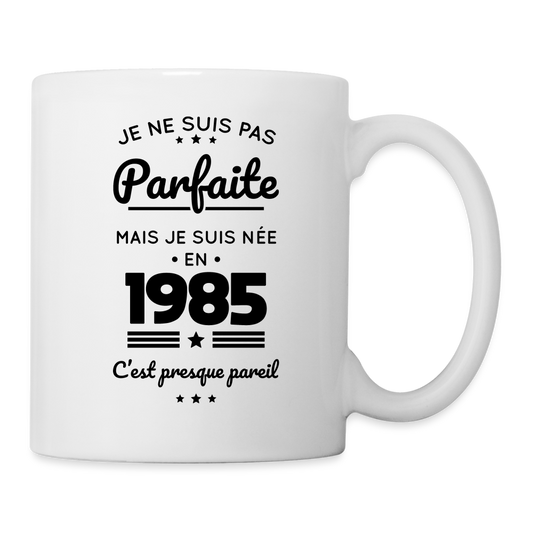 Mug blanc - Anniversaire 40 Ans - Pas parfaite mais née en 1985 - blanc