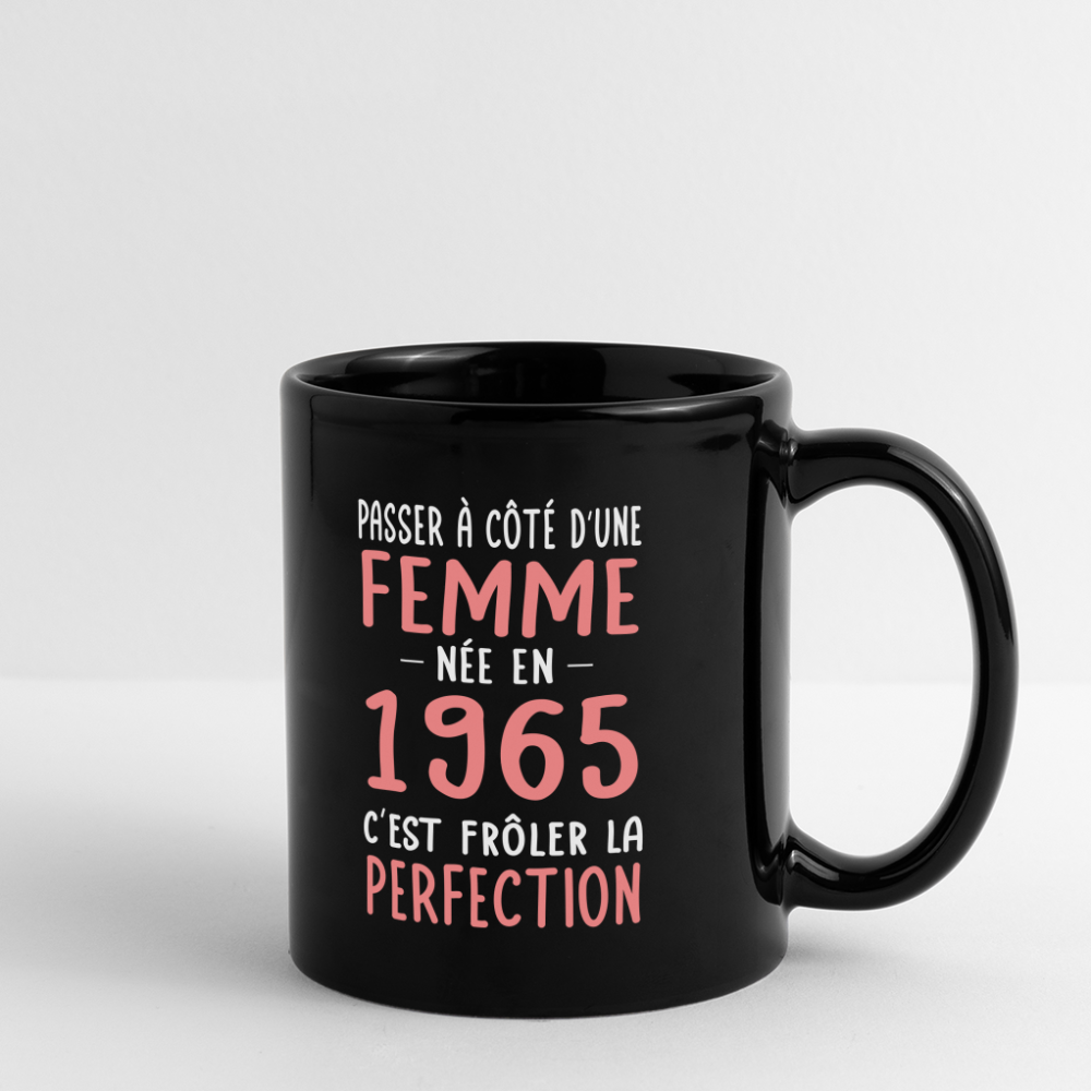 Mug uni - Anniversaire 60 Ans - Née en 1965 - Frôler la perfection - noir