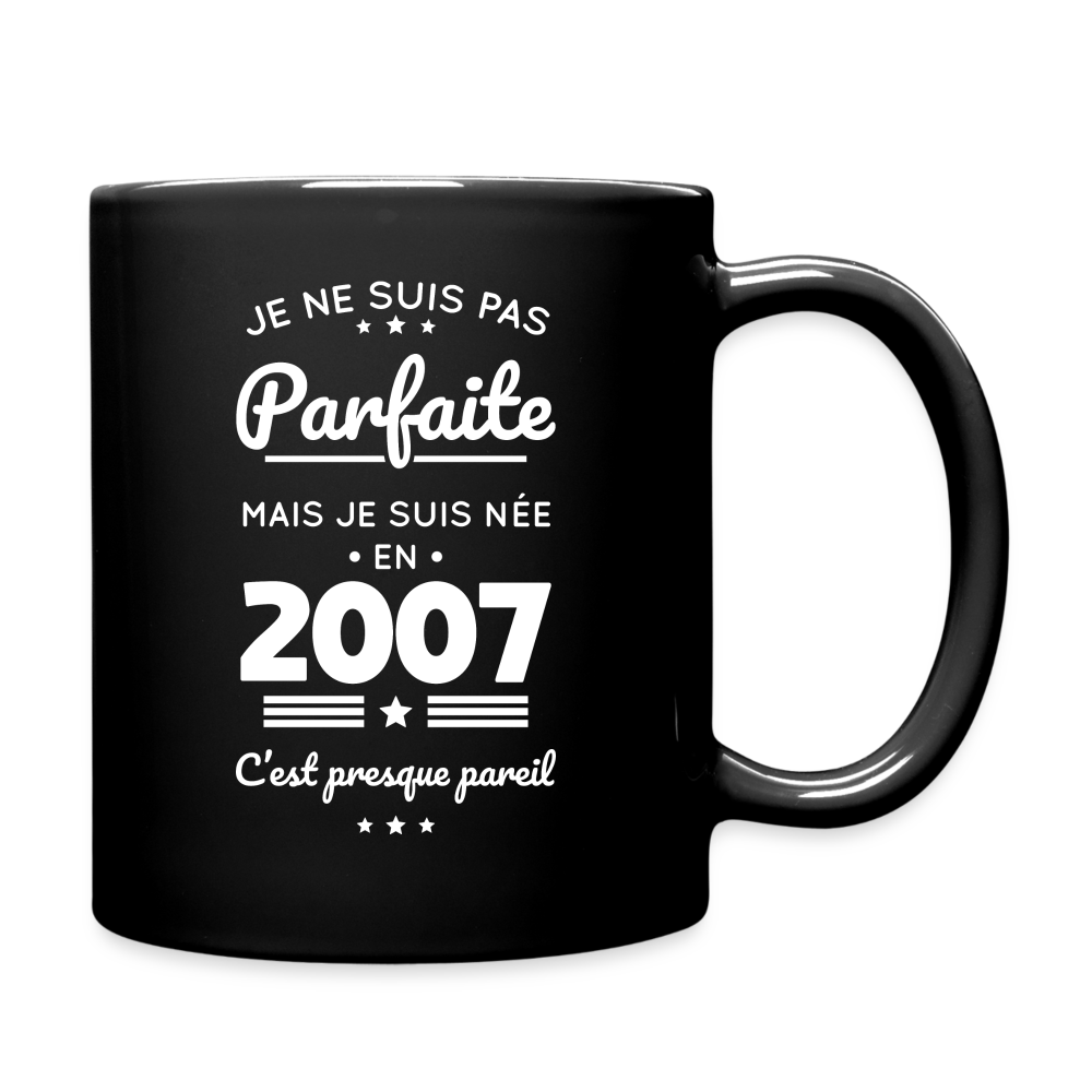 Mug uni - Anniversaire 18 Ans - Pas parfaite mais née en 2007 - noir