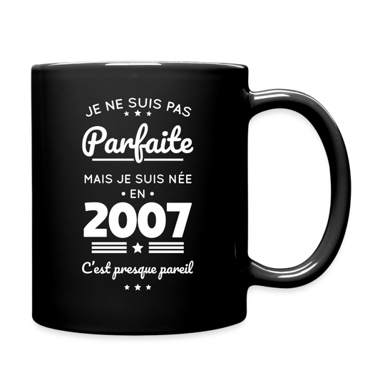 Mug uni - Anniversaire 18 Ans - Pas parfaite mais née en 2007 - noir