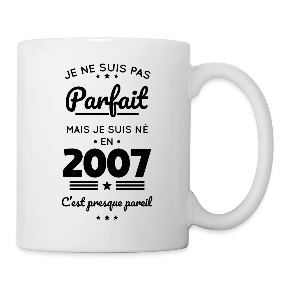 Mug blanc - Anniversaire 18 Ans - Pas parfait mais né en 2007 - blanc