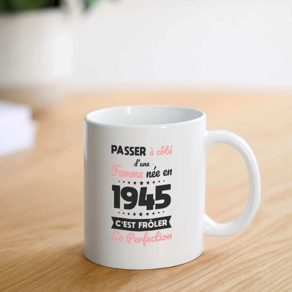 Mug blanc - Anniversaire 80 Ans - Née en 1945 - Frôler la perfection - blanc