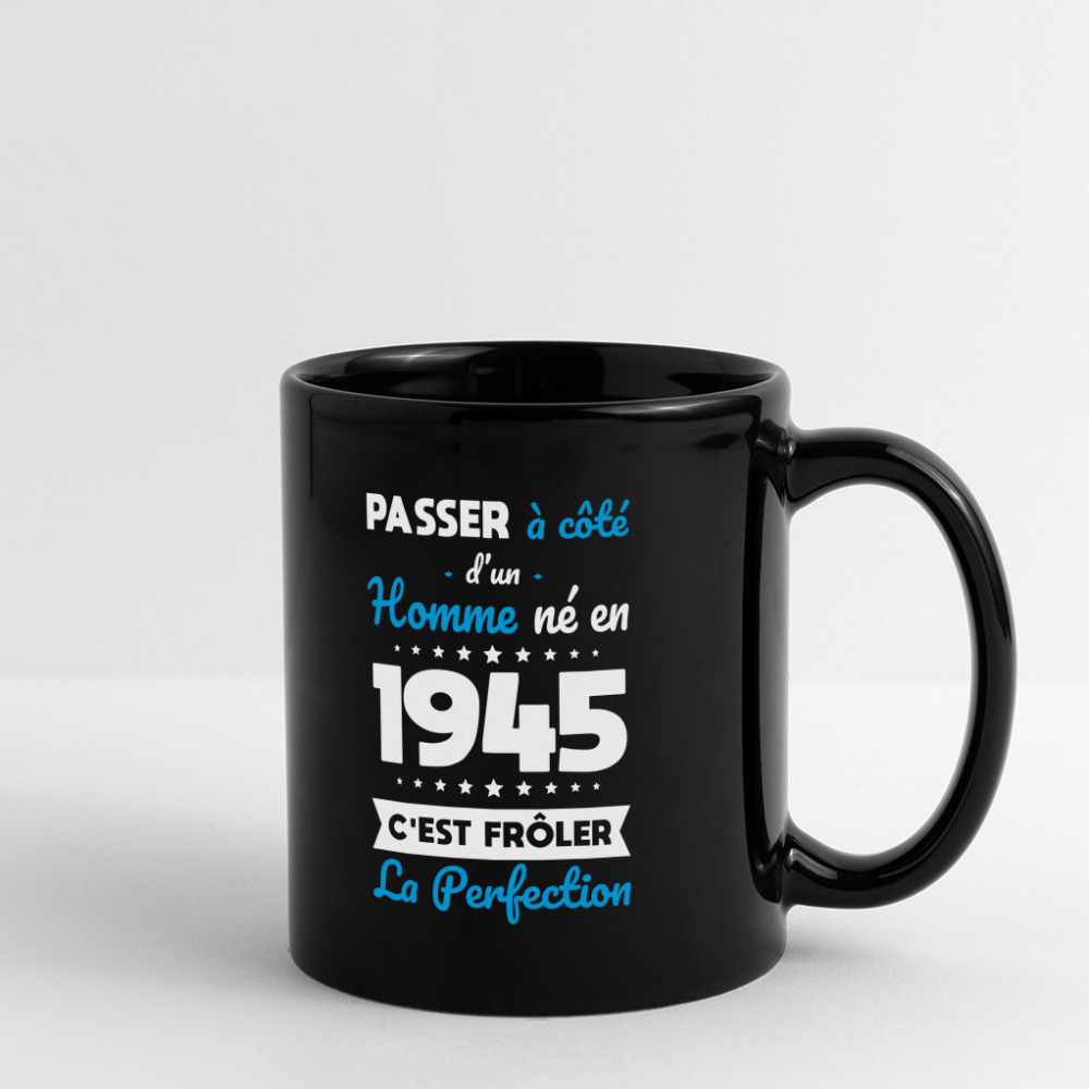 Mug uni - Anniversaire 80 Ans - Né en 1945 - Frôler la perfection - noir